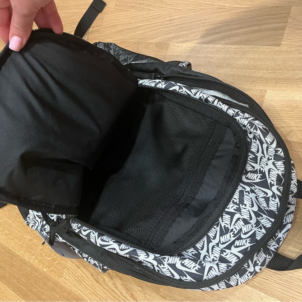 Nike Black & White Patterned Hayward Backpack - Picture 10 of 11